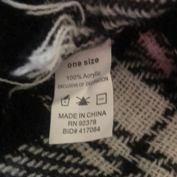 Black and white plaid blanket scarf - Picture 5 of 5